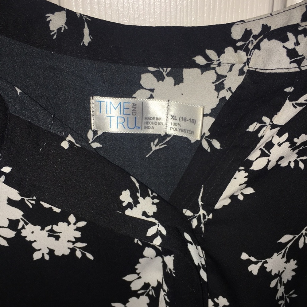 Tunic style flower blouse - Picture 4 of 9